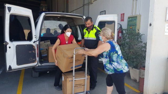 La Delegación del Gobierno entrega 8.000 mascarillas para repartir a los colectivos más vulnerables y personal de servicios esenciales