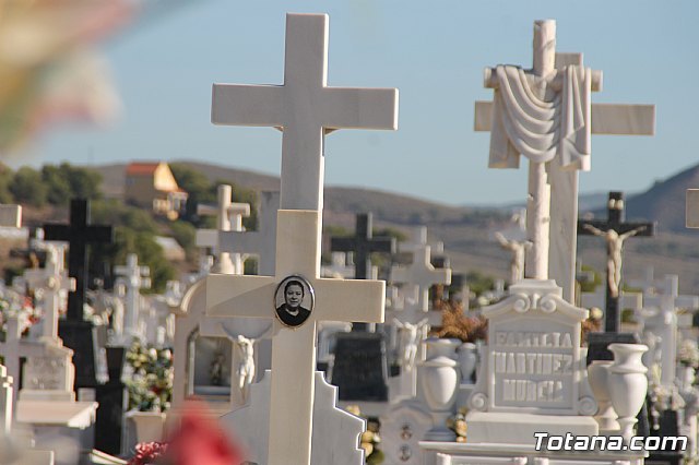 Realizan actuaciones de mejora y acondicionamiento del cementerio municipal 'Nuestra Señora del Carmen' para la festividad de Todos los Santos