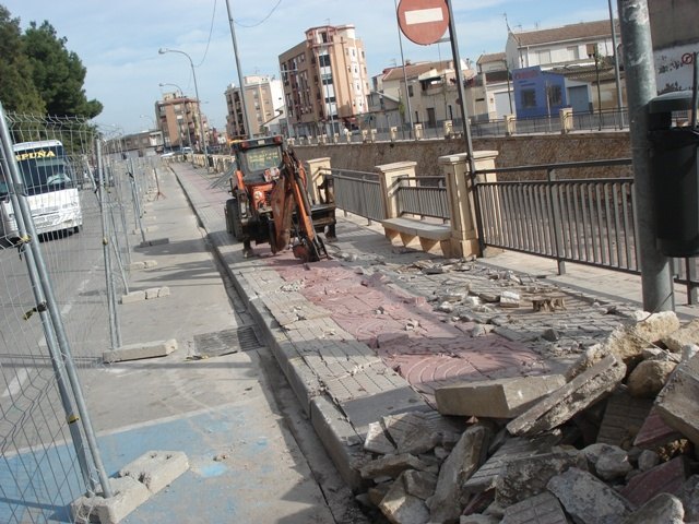 El alcalde de Totana tira de hemeroteca y recuerda que IU criticó la demolición de las aceras en la Avenida de la Rambla