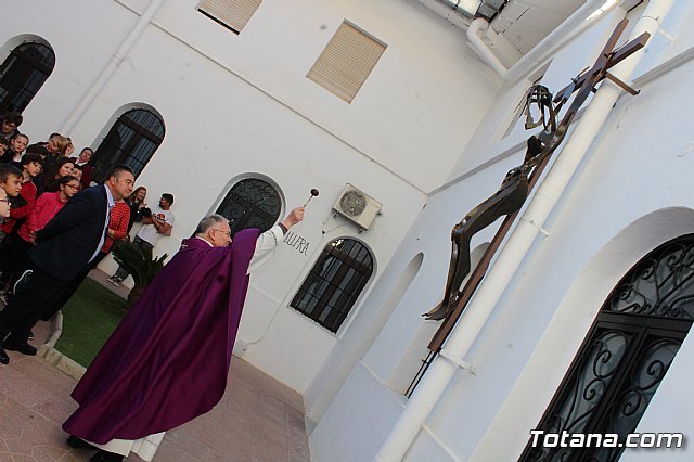 Bendición del nuevo Cristo en el patio del Convento de los Padres Capuchinos
