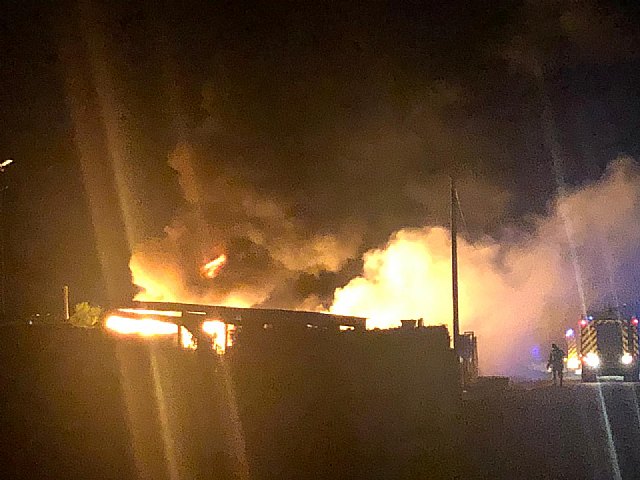Un incendio está arrasando parte del ecoparque municipal de Totana