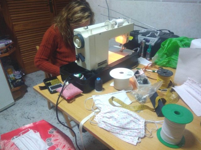 Más de 80 costureras participan en la fabricación de mascarillas y batas sanitarias