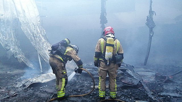 Bomberos controlan un incendio de una empresa de semilleros en Totana