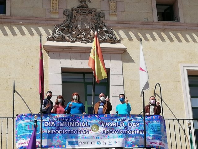 Totana se suma al Manifiesto del Día Mundial de las Lipodistrofias colocando una pancarta conmemorativa e iluminando de azul turquesa la fachada consistorial