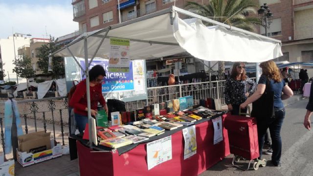 La biblioteca municipal 'Mateo García' sale al mercadillo semanal para recoger alimentos a cambio de libros para Cáritas