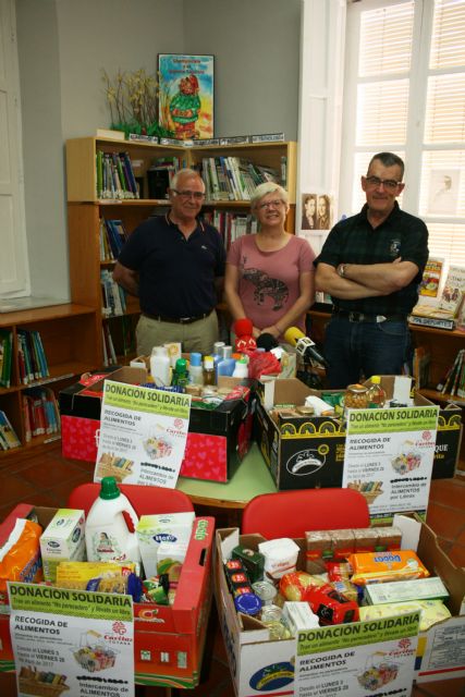 Se hace entrega de los alimentos recogidos en la campaña solidaria promovida por la Biblioteca Municipal 'Mateo García' para Cáritas de ambas parroquias