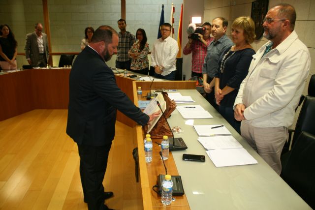 El concejal no adscrito Juan Carlos Carrillo toma posesión de su cargo en la Corporación municipal sustituyendo al concejal del Grupo Municipal Ciudadanos, Asensio Soler