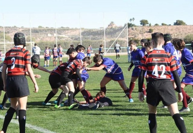 El Ayuntamiento y el Club de Rugby Totana suscriben un convenio para el uso del campo de césped natural del Polideportivo Municipal