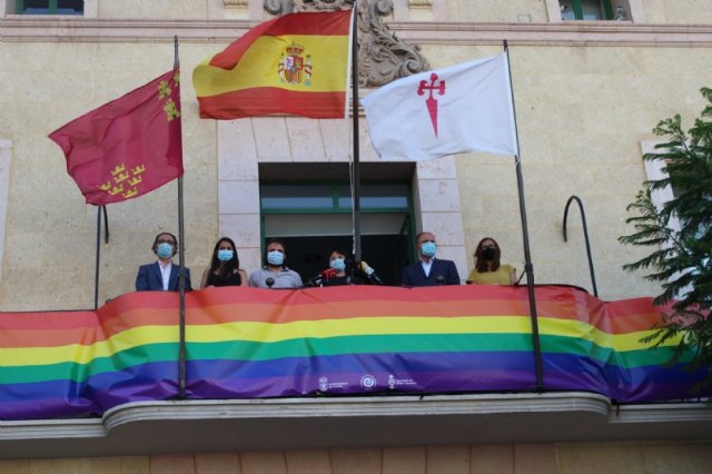 El Ayuntamiento coloca una pancarta conmemorativa con los colores arcoíris en el balcón de la fachada principal por el Día del Orgullo 2020