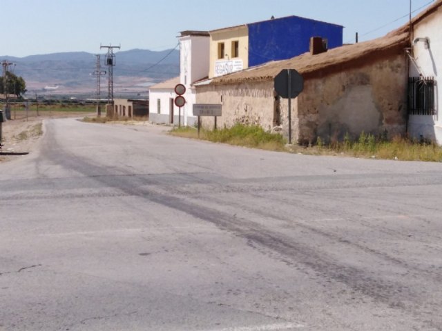 Los vehículos que quieran desplazarse del casco urbano de Totana a la zona de Lébor deben hacerlo a través de la carretera de El Raiguero RM-D22 por estar cortado a la altura de Escamusa