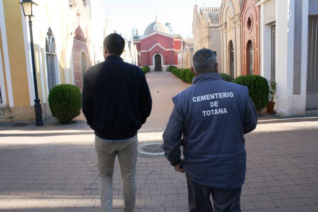 Se realizan actuaciones de mejora, conservación y acondicionamiento del cementerio municipal 'Nuestra Señora del Carmen' para la festividad de Todos los Santos