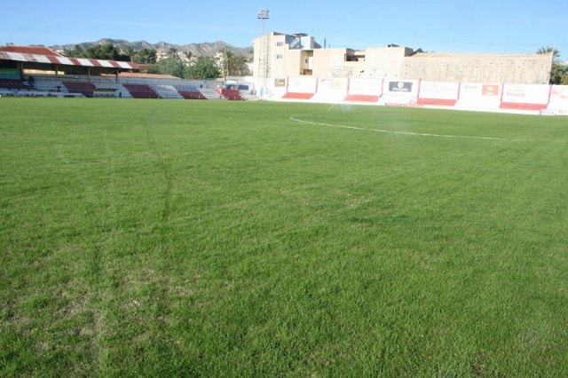 Finalizan los trabajos de resiembra del césped del estadio municipal “Juan Cayuela”, que podrá ser utilizado en un tiempo prudencial