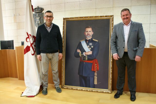 El Ayuntamiento colocará una pintura de Felipe VI, propiedad del vecino Francisco José Miras, en un destacado espacio de referencia en las dependencias municipales