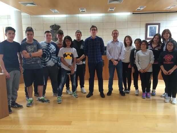 Alumnos del PMAR de la ESO del Colegio 'Reina Sofía' se reúne con concejales dentro de su proyecto de edición de un periódico digital