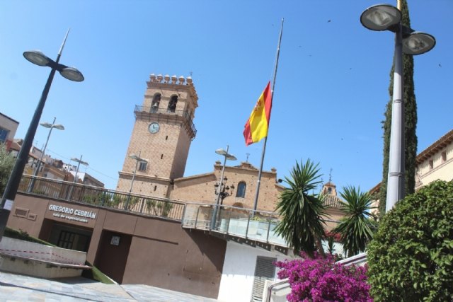 Totana se adhiere a la declaración de luto oficial durante diez días como testimonio de dolor por el fallecimiento de miles de españoles a causa del COVID-19