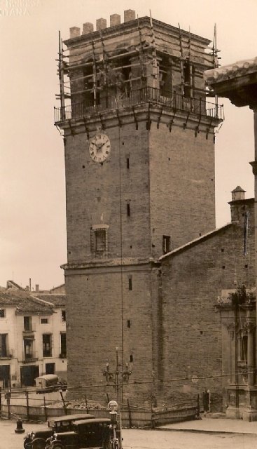 Foto de Tárraga fechada en 1946, momento en el que se llevaron a cabo importantes obras en el remate de la torre de la iglesia de Santiago. Es posible que se retocase el «terrado» con la reforma de las almenas y se colocasen las gárgolas que contemplamos en la actualidad.