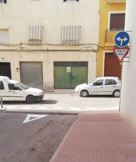 Se efectúan trabajos de señalización vial que mejorarán el acceso de los vecinos del barrio de la Era Alta a la avenida de Lorca