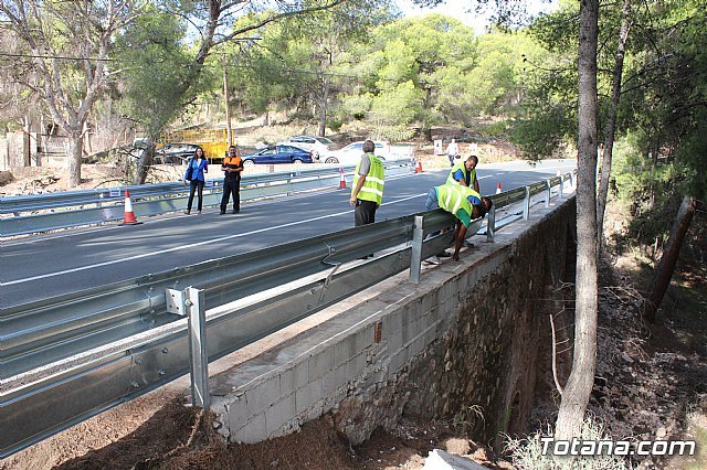 Acometen obras de reposición de la barrera de seguridad en una curva pronunciada de la RM-502, conocida como carretera de La Santa