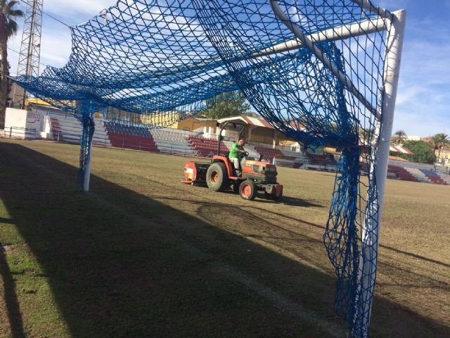 Realizan trabajos de resiembra en el estadio municipal 'Juan Cayuela' para garantizar su mantenimiento