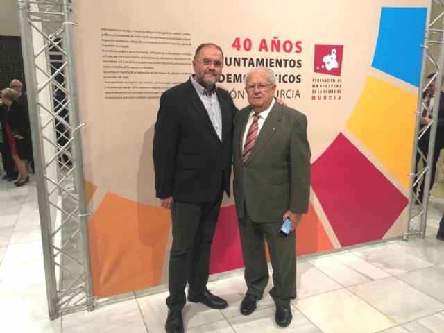 El alcalde de Totana asiste al acto en el que la Federación de Municipios de la Región de Murcia (FMRM) homenajea a los alcaldes del 79