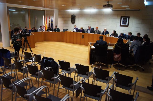 El Pleno aborda el reconocimiento de la Corporación municipal a  varios trabajadores del Ayuntamiento de Totana con motivo de su jubilación