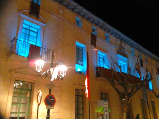 El Ayuntamiento se une al Día Mundial de las Lipodistrofias con el encendido de la fachada principal del edificio consistorial en color turquesa