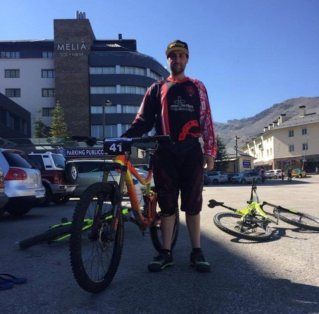 La Mastocitosis tendrá visibilidad en la prueba de descenso en Sierra Nevada, gracias al ciclista alhameño de enduro y descenso, Luis Sánchez