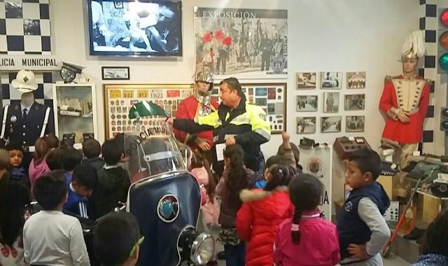 Más de un centenar de alumnos del CEIP 'Comarcal-Deitania' visitan las dependencias de la Jefatura de la Policía Local y la Colección Museográfica