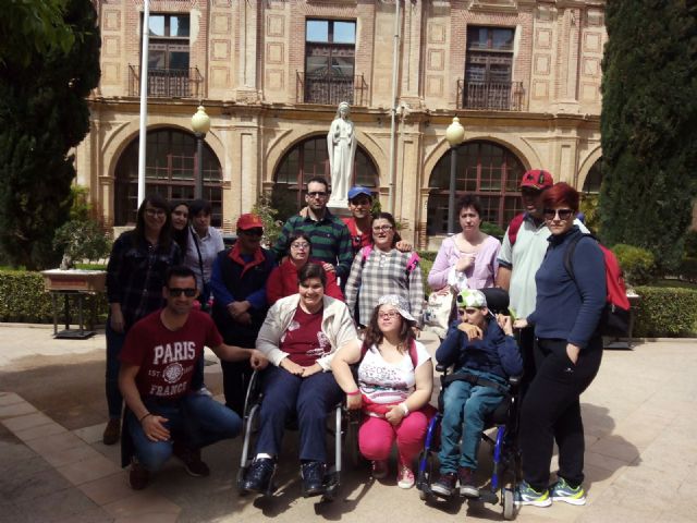 Usuarios y profesionales del Centro de Día para Personas con Discapacidad Psíquica 'José Moyá' visitan las instalaciones de la UCAM