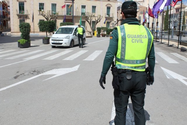Policía Local y Guardia Civil intensifican los controles para hacer cumplir la circulación de trabajadores de actividades no esenciales que no pueden ir a su trabajo tras nuevo decreto