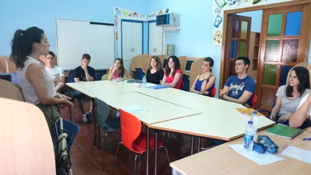 Un total de 15 jóvenes participan en la actividad del  Club de Idiomas preparatoria para obtener el B2 por la Universidad de Cambridge