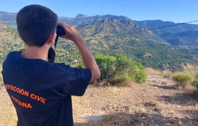 Sendas patrullas con dos voluntarios de Protección Civil realizarán todo este verano labores de vigilancia móvil en Sierra Espuña, en Totana