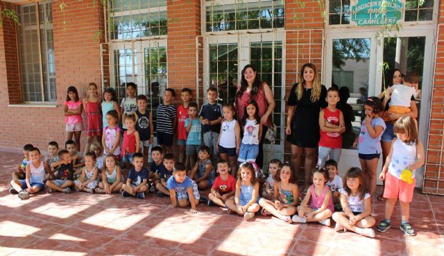 Una cuarentena de niños y niñas participan en la Escuela Imperdible en Vacaciones que se celebra este verano, en distintos turnos, en el Centro Social Tirol Camilleri