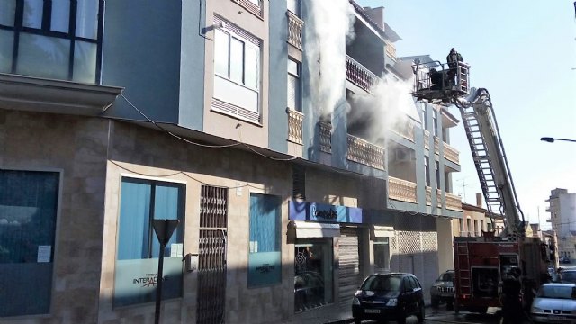 Bomberos del CEIS apagan el incendio en un piso de Totana