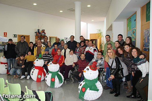 Presentan los muñecos que han realizado los usuarios del Centro de Día de Enfermedad Mental de Totana con motivo de la Navidad