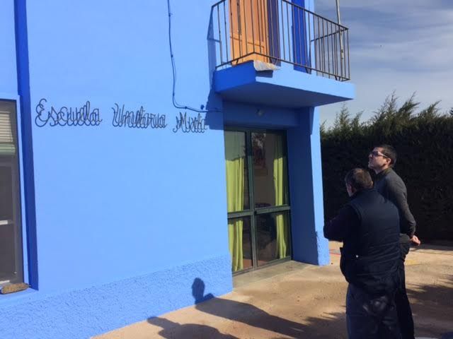 Realizan trabajos de repintado de la fachada del Colegio de Lébor y otras actuaciones similares en otros centros educativos del municipio