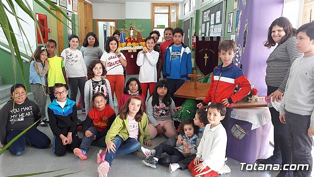Los niños del CEIP 'LA CRUZ' crean una exposición sobre la Semana Santa