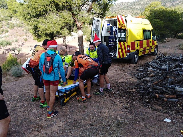 Agente medioambiental y sanitarios se dirigen a Sierra Espuña para atender a un senderista
